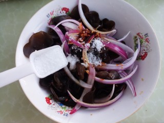 10、酸辣洋葱木耳,再加一勺盐。