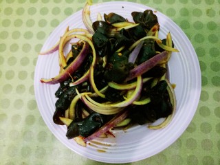 11、酸辣洋葱木耳,拌匀。