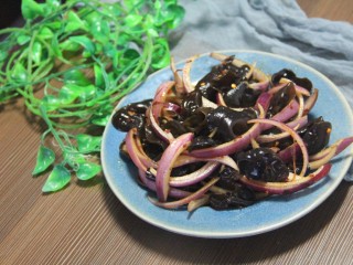 12、酸辣洋葱木耳,可以吃了。