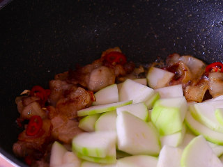 8、葫芦瓜炒肉,放入葫芦瓜翻炒两下