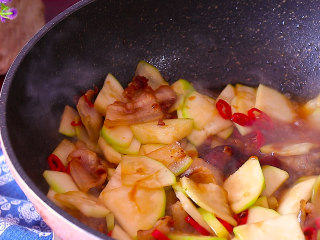 10、葫芦瓜炒肉,炒至葫芦瓜变软