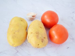 1、番茄土豆片,准备好材料