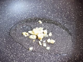 5、番茄土豆片,锅中倒入适量的食用油烧热，放入蒜末炒出香味