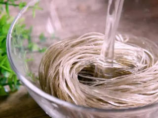 1、这道菜叫家常凉菜 确切点说应该叫东北家常凉菜,水晶粉先用凉水泡软备用