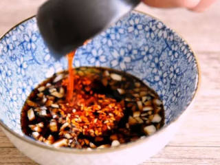 2、这道菜叫家常凉菜 确切点说应该叫东北家常凉菜,碗中倒入蒜末、生抽、醋、香油、辣椒油，搅拌均匀