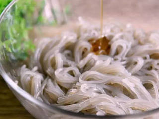 4、这道菜叫家常凉菜 确切点说应该叫东北家常凉菜,.加入点香油，拌匀备用