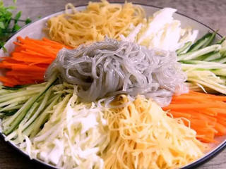 5、这道菜叫家常凉菜 确切点说应该叫东北家常凉菜,依次将蔬菜切丝，摆盘备用 