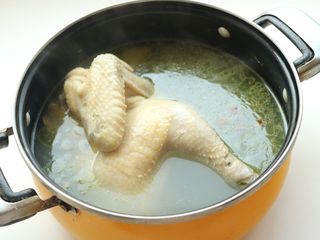 4、葱油白斩鸡,请输入文字说明放入鸡，烧开后转中小火煮20分钟，再焖5分钟，能扎透没有血水就可以。
