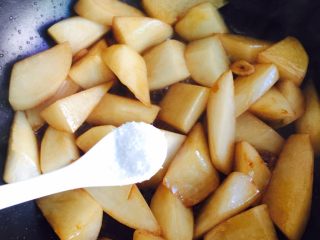 12、红烧白萝卜,再加1/2小茶匙的盐翻炒均匀