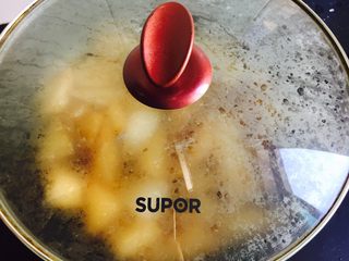 15、红烧白萝卜,盖上锅盖转中火焖煮八分钟