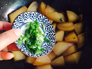 16、红烧白萝卜,待白萝卜熟后放香菜碎