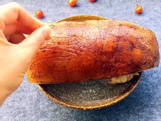 5、梅菜扣肉,趁着猪肉煮好后还热，将老抽均匀涂抹在猪皮上，用牙签在猪皮上扎眼孔，使得猪皮容易上色，将猪肉静放10多分钟（猪皮朝上），晾干猪皮上的酱油，减少下一步炸肉皮油贱飞伤到手。