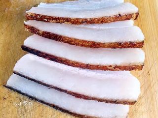 7、梅菜扣肉,肉片长短可以根据自己喜好定夺。