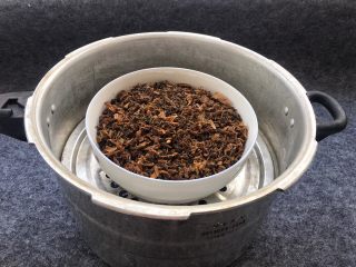 11、梅菜扣肉,放到蒸锅中，大火蒸2个小时左右。出锅后，倒扣到一个稍微有点深的盘子中即可。