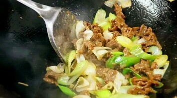 12、葱爆牛肉,翻炒均匀就可以出锅啦！