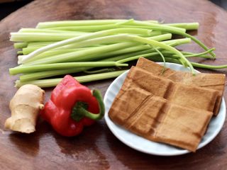 1、香干炒芹菜,首先备齐所有的食材，芹菜把叶摘掉后洗净。