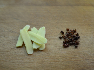 1、鸡丝酱拌面,姜切片，花椒冲洗干净