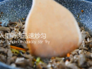 10、一学就会的“鱼香肉丝”做法,清炒片刻倒入里脊肉迅速炒匀