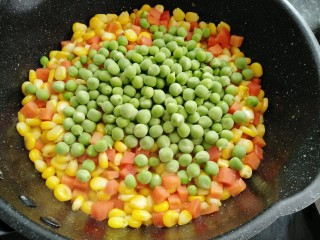 9、素三彩,放入豌豆炒至变色。