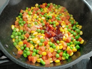 10、素三彩,放入蚝油，盐，生抽，胡椒粉。