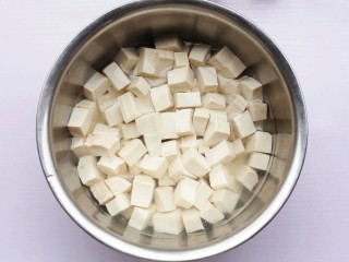 5、红烧豆腐盖饭,豆腐洗净切块。