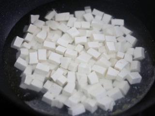 6、红烧豆腐盖饭,淡盐水焯30秒捞出。