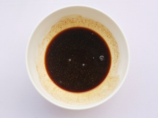 11、红烧豆腐盖饭,1勺淀粉加半碗水调匀。