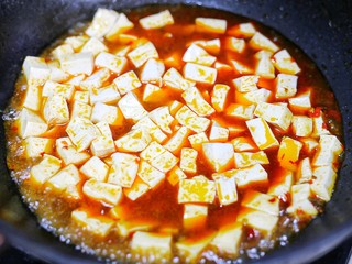 14、红烧豆腐盖饭,加入豆腐，淋上料汁，煮两分钟撒点葱花。