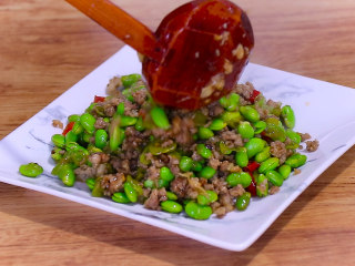 12、最开胃的下饭菜毛豆炒肉末,盛出装盘即可食用。
