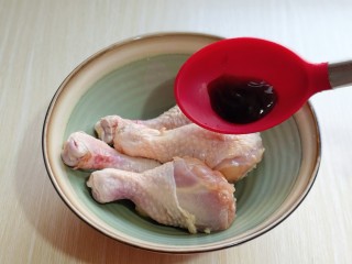 4、好吃不胖～无油低脂零失败的奥尔良面包糠烤鸡腿,再加入蚝油。