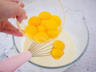 8、古早味蛋糕,再加入蛋黄拌匀