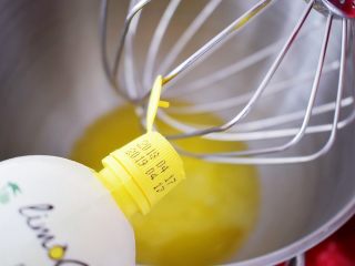 10、古早味蛋糕,蛋清中加入几滴柠檬汁，打发至粗泡