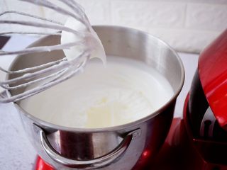 12、古早味蛋糕,提起打蛋器有大弯勾即可，称为蛋白霜