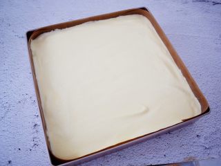 16、古早味蛋糕,学厨11寸加高金盘模具中铺上耐高温的油布，再把拌匀的蛋糕糊倒入模具中，提起模具大力震几下，震出大气泡