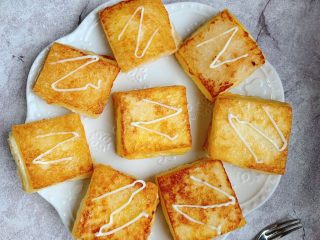 8、港式酸奶西多士,挤一点沙拉酱，开吃