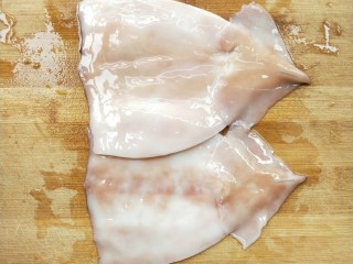 2、韭菜鱿鱼,干净了吧！切下耳朵，打花刀。