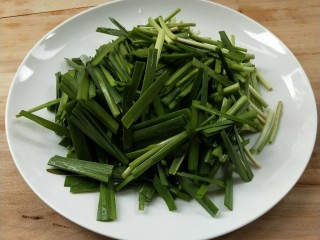 8、韭菜鱿鱼,韭菜洗净切寸段。
