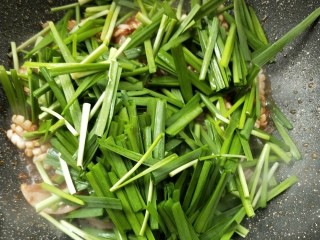 13、韭菜鱿鱼,倒入韭菜。