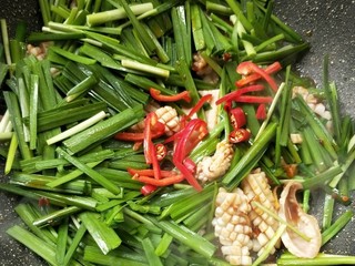 14、韭菜鱿鱼,撒红椒丝，朝天椒粒，加少许白糖。