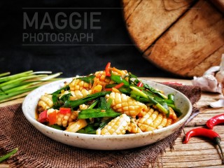 15、韭菜鱿鱼,翻炒一下即刻关火，盛盘。