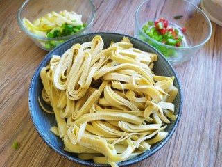 2、香辣干豆腐,干豆腐切丝，切葱花，姜丝，蒜片，辣椒末