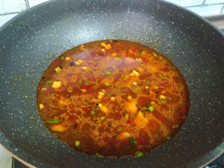 5、香辣干豆腐,加适量水，加生抽，白糖