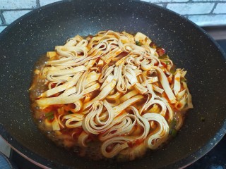 7、香辣干豆腐,翻拌均匀