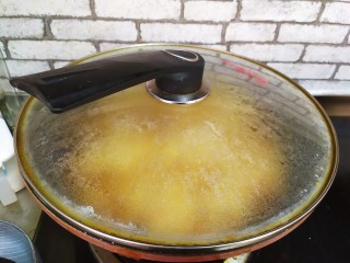 8、香辣干豆腐,大火烧开转小火煮十分钟