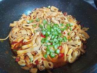 9、香辣干豆腐,加入辣椒