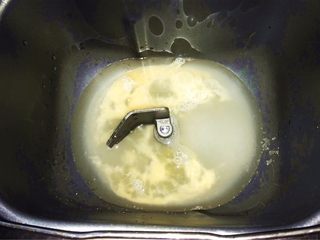 1、迷你潜艇堡,将水、蛋液、糖、盐加入到面包机内胆中。 