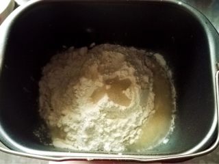 2、迷你潜艇堡,加入高粉和干酵母，启动和面程序。