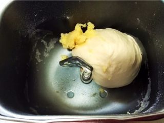 4、迷你潜艇堡,加入软化的黄油，再启动一个和面程序。