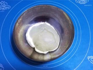 6、迷你潜艇堡,将面团放入容器内，放入微波炉内，下面放上一碗热水开始发酵。