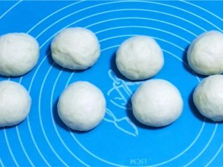9、迷你潜艇堡,将发酵好的面团，按总重量分割成八个小面团，揉圆后静置15分钟。